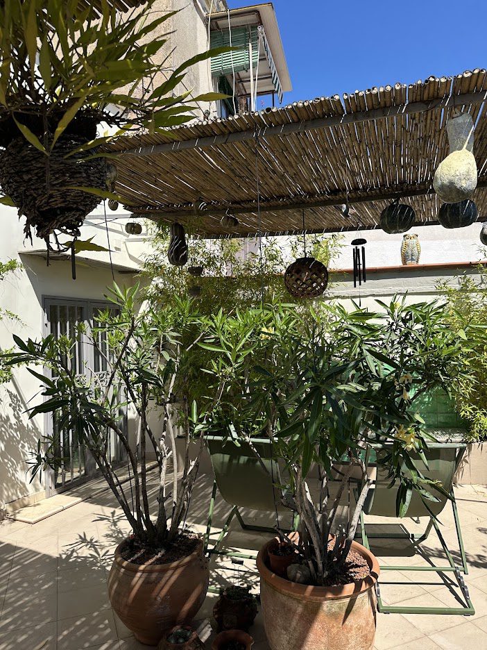 Tagterrasse i Napoli med udsigt til vesuv