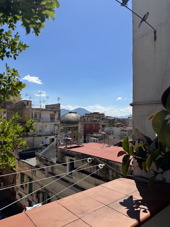 Tagterrasse i Napoli med udsigt til vesuv